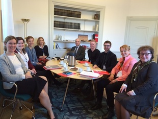 Fra venstre: Gunilla Bergerén (enhetsleder Sveriges NPM-enhet), Ingvild Louise Bartels (seniorrådgiver for Sivilombudsmannen), Helga Fastrup Ervik (kontorsjef for forebyggingsenheten), Marie Hanson (Sveriges NPM-enhet), Jørgen Buhre (JO byråsjef), Knut Evensen (seniorrådgiver forebyggingsenheten), Johannes F. Nilsen (rådgiver forebyggingsenheten),  Elisabeth Sjöblom (Sveriges NPM-enhet) og til slutt JOs kanslichef Agneta Lundgren.