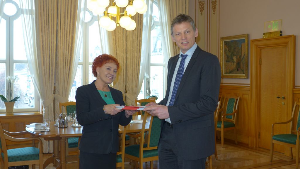 The Parliamentary Ombudsmann delivers the annual report the Storting, the Norwegian Parliament, here represented by first vice president Marit Nybakk. 