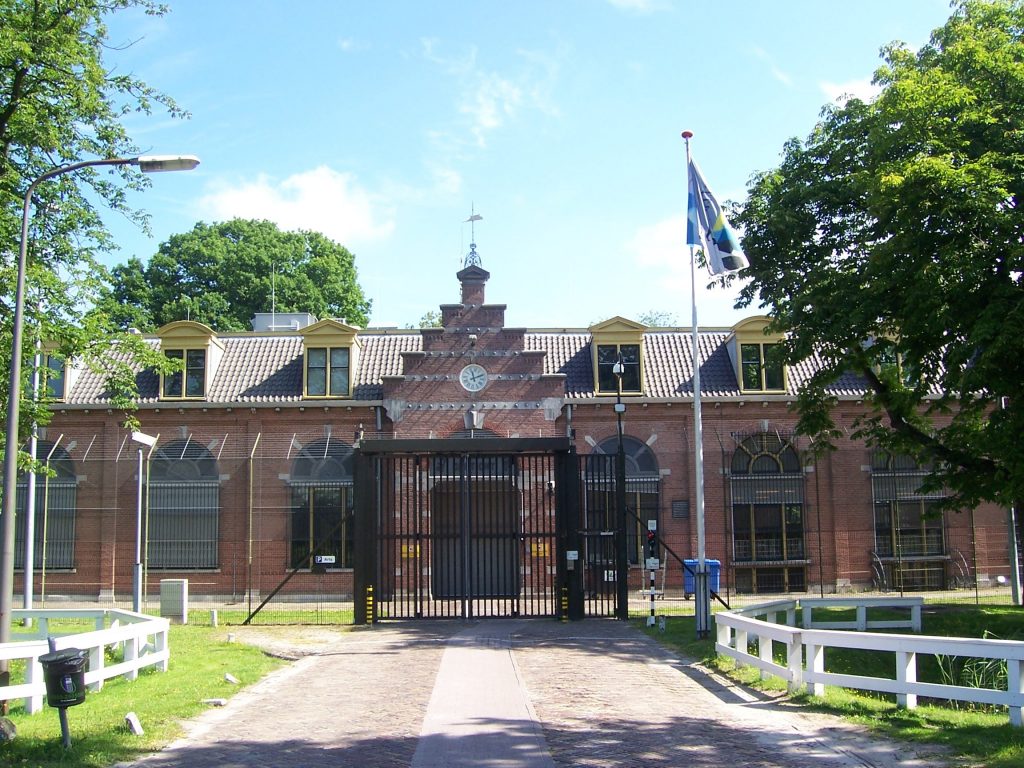 Fengsel fasade med grønne omgivelser