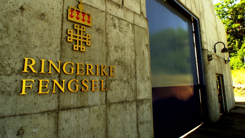 Ringerike fengsel skilt mot betong