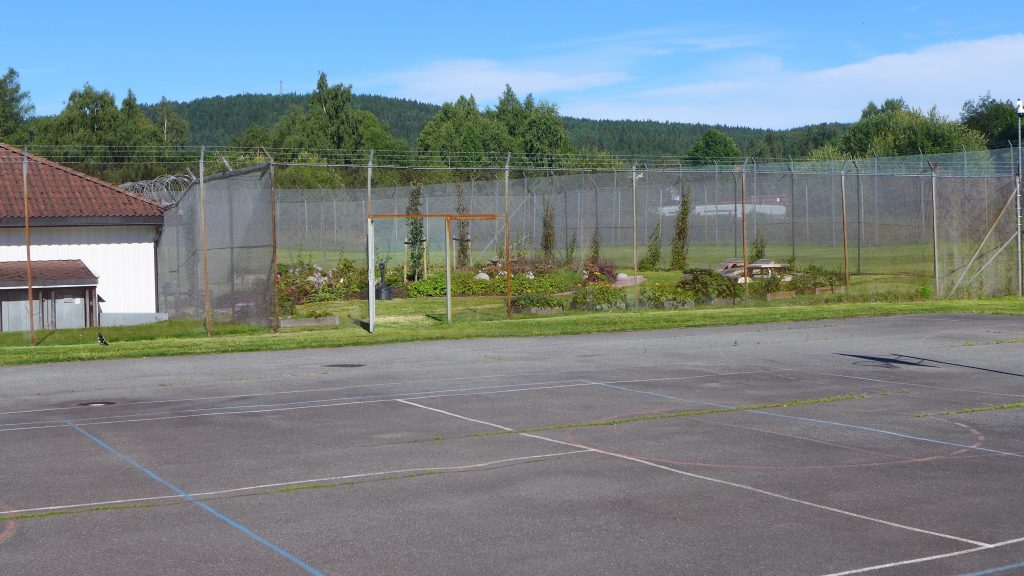 ‘Sports and long walks aren’t for everyone,’ says Nils Leyell Finstad. There are also plans to resurface the big sports yard and to put in place new furniture and decoration. The gate between the two areas of the yard is open when the inmates are outdoors so as to provide as much freedom of choice as possible. It takes the prison officers a bit longer to inspect the garden before the inmates are allowed outside, but there have not been any more incidents here than normal. Security has been maintained by using extra barbed wire reinforcements on the roofs of adjacent houses and improving video surveillance.