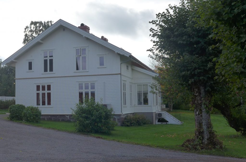 Hvit bygning ute