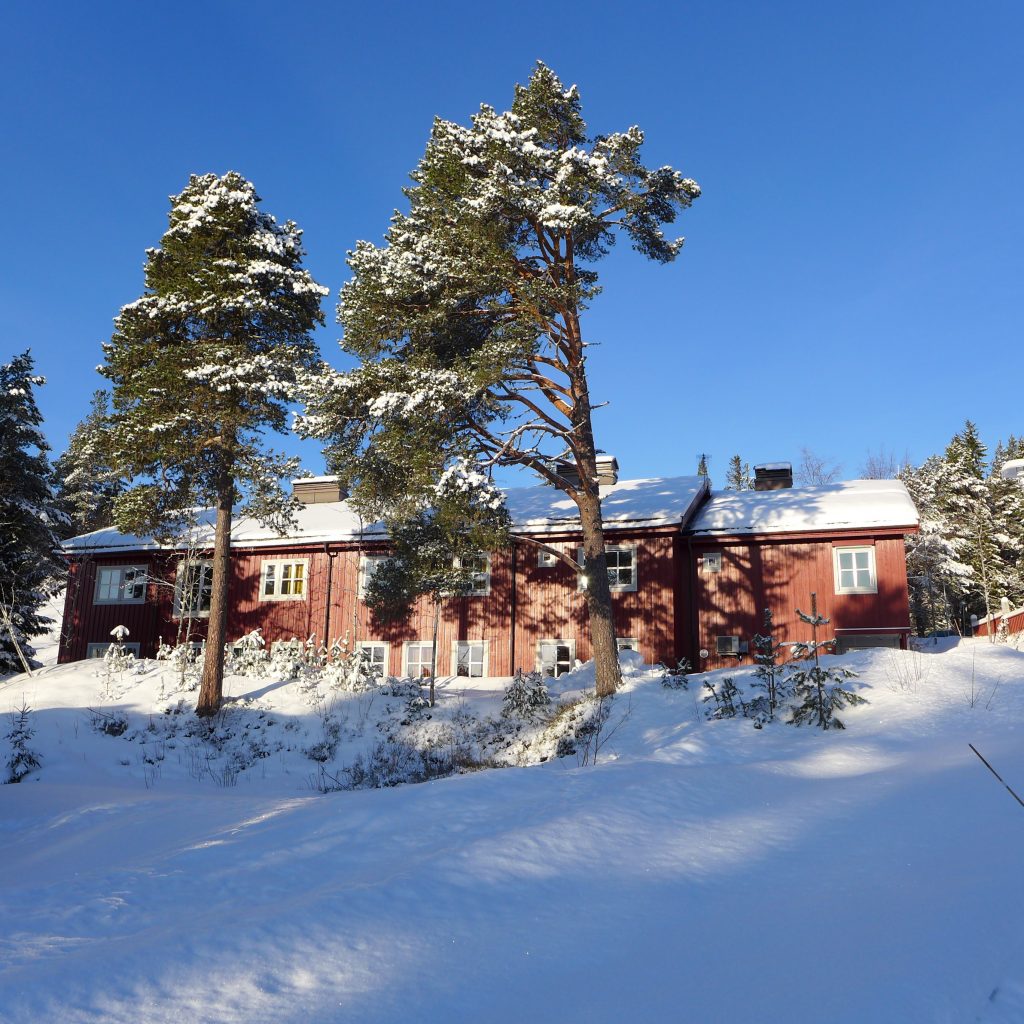 Rød bygning, blå himmel og snø
