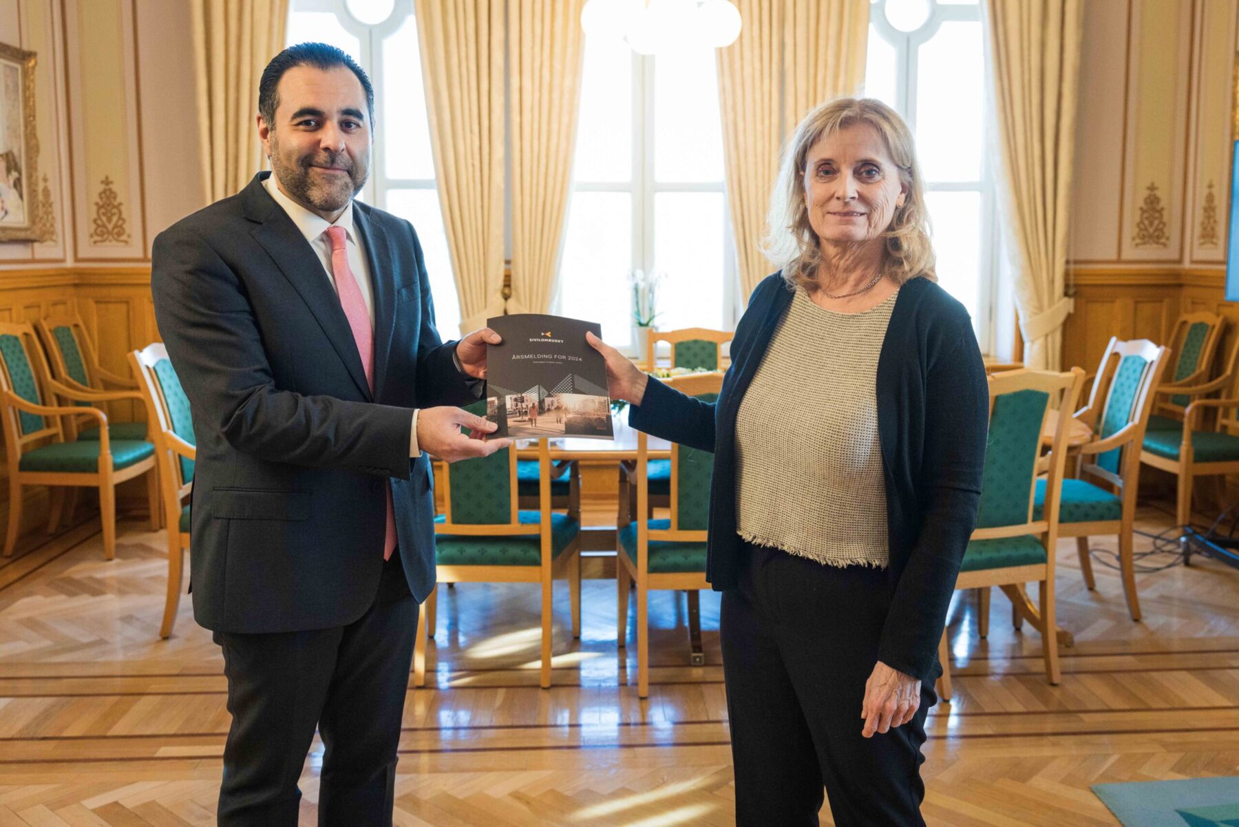 Sivilombud Hanne Harlem overleverer Sivilombudets årsmelding til stortingspresident Masud Gharahkhani.