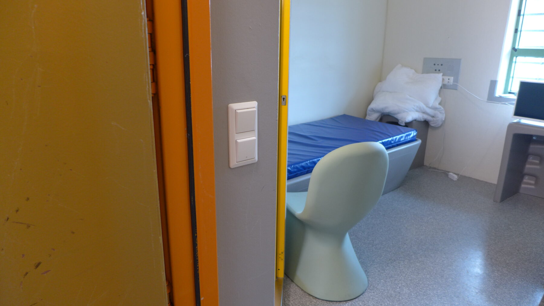 Forsterket fengselscelle med møbler