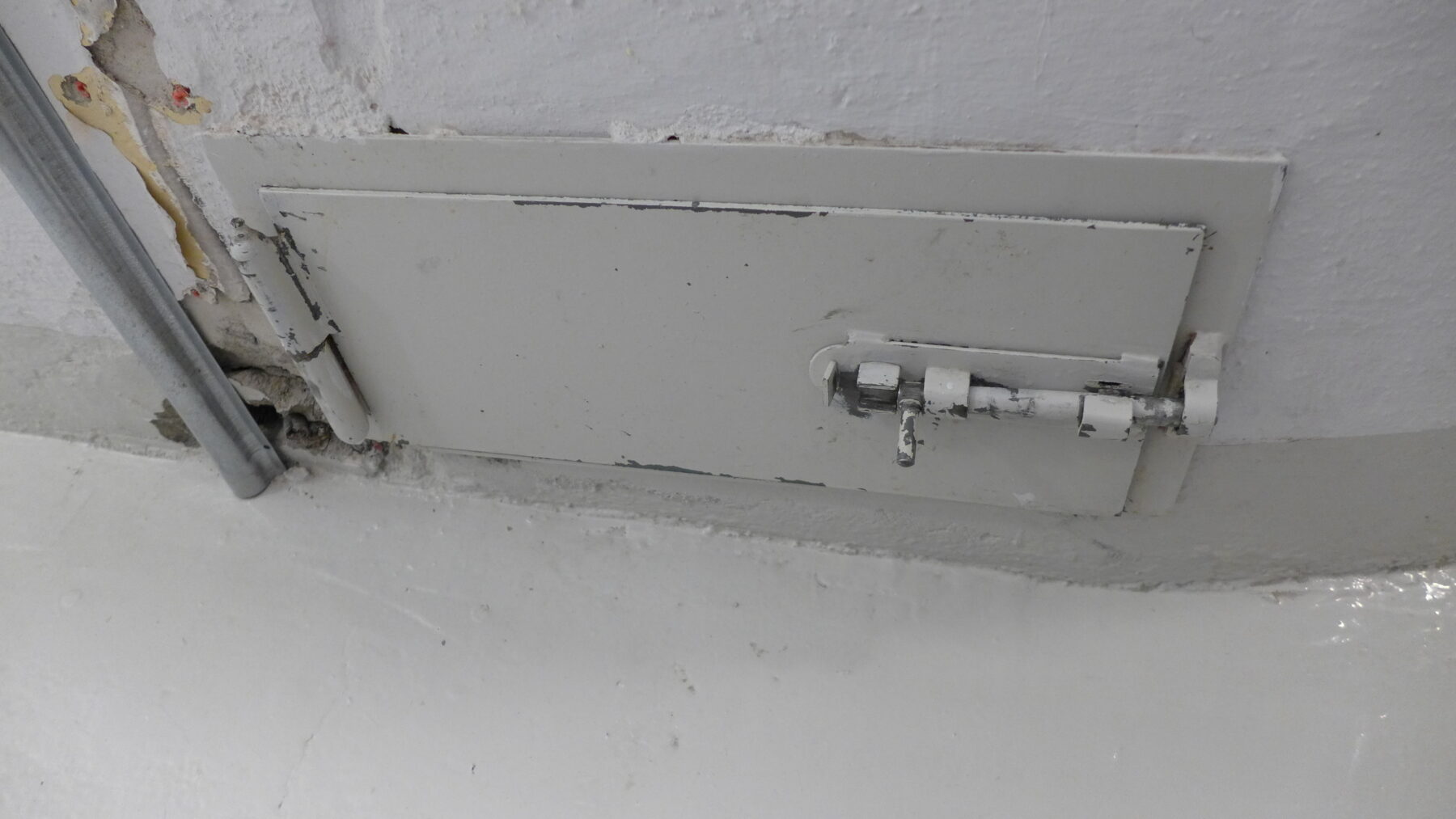 Sikkerhetscellene med gulvluke.