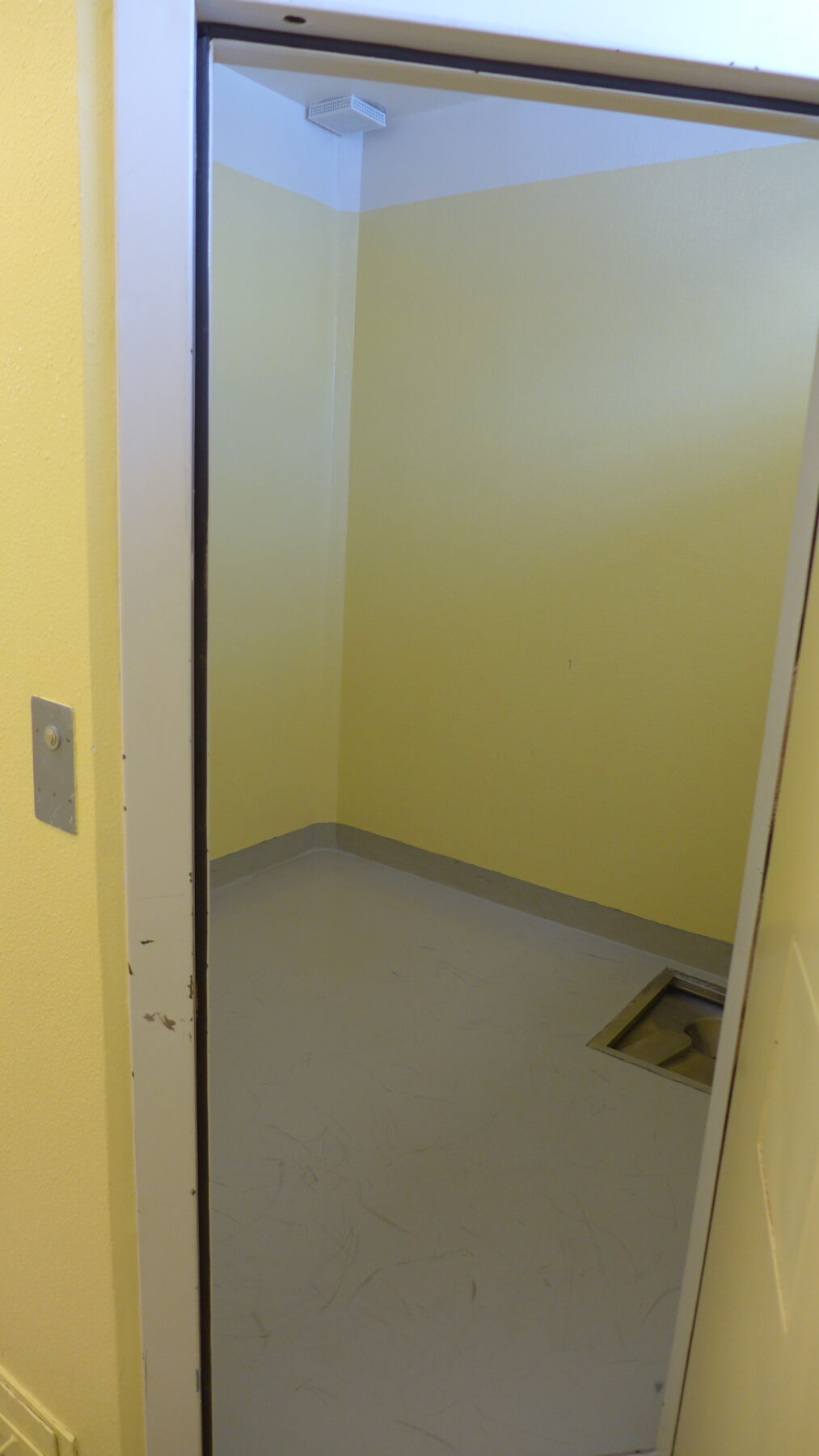 Sikkerhetscelle med gule vegger