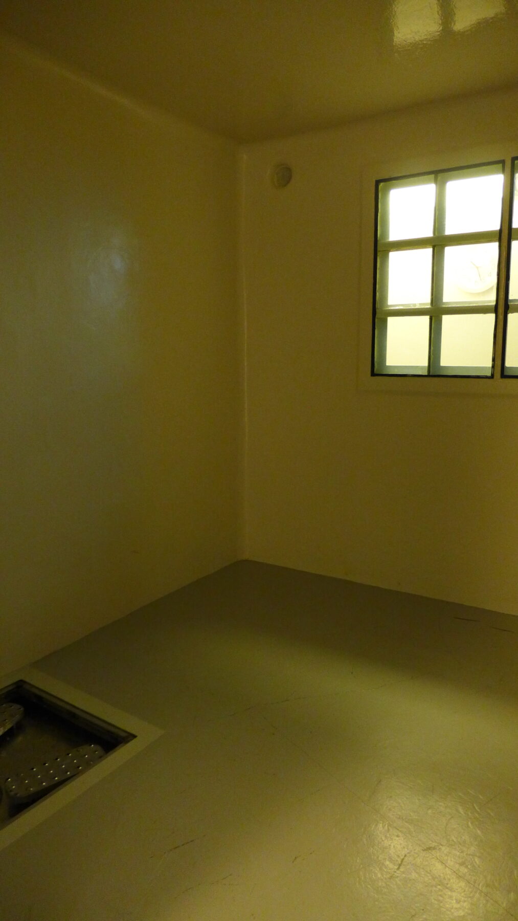 Sikkerhetscelle med gule vegger og gulv