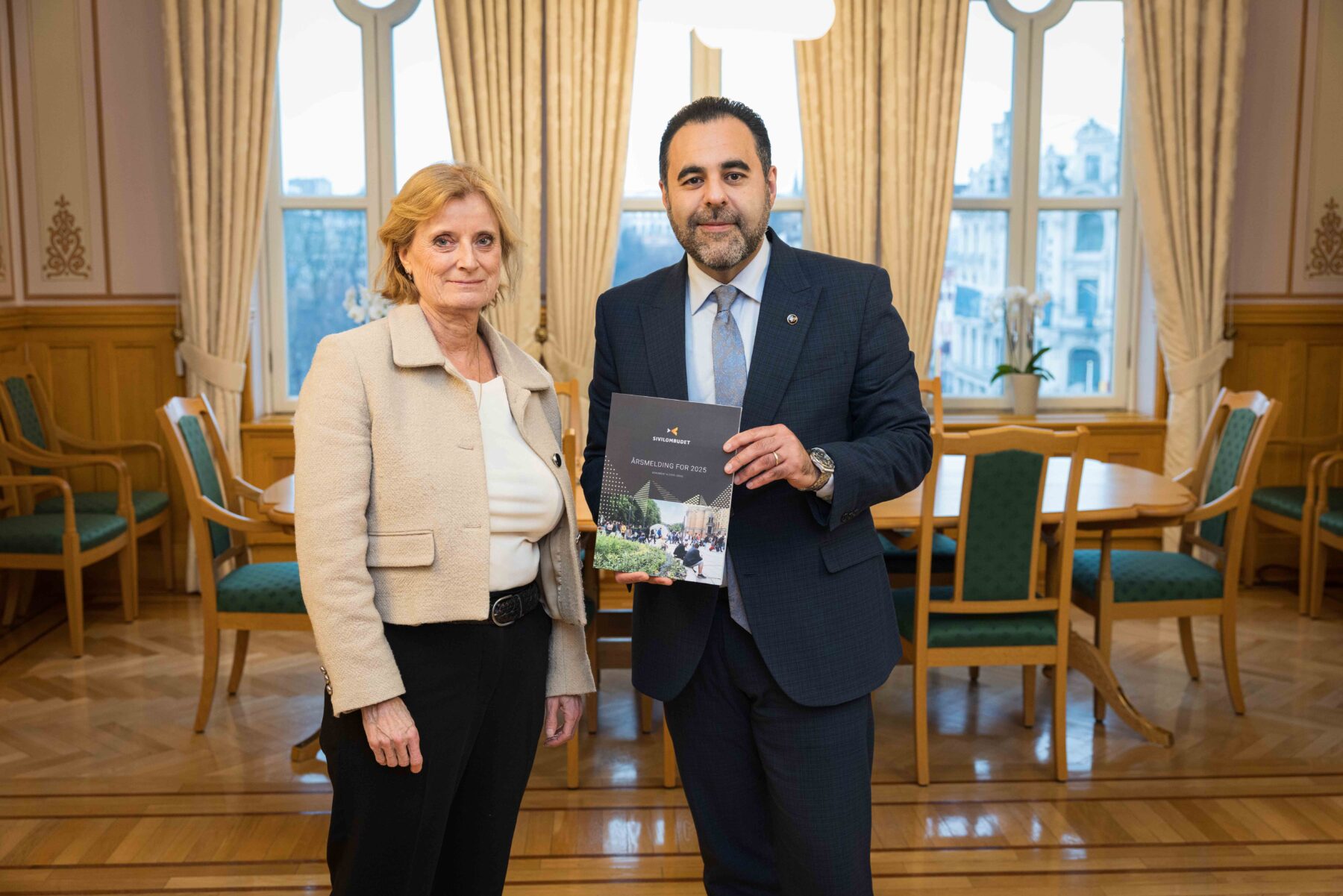 Sivilombud Hanne Harlem overleverer Siviombudets årsmelding til stortingspresident Masud Gharahkhani.